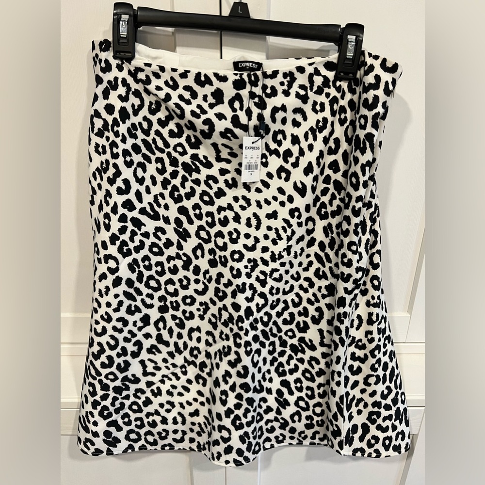 Flowy chiffon leopard print skirt.